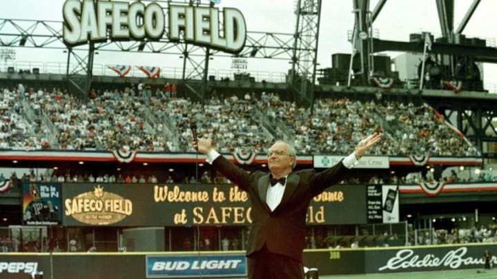 SEATTLE, UNITED STATES: Seattle inaugurates the new Safeco Field and HOF Mariners broadcaster Dave Niehaus (Alex Rodriguez homage). AFP PHOTO/Dan Levine/dbl (Photo credit should read DAN LEVINE/AFP via Getty Images)