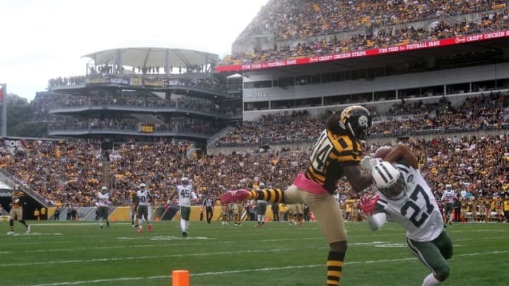 Oct 9, 2016; Pittsburgh, PA, USA; New York Jets cornerback Darryl Roberts (27) breaks up a pass intended for Pittsburgh Steelers wide receiver Sammie Coates (14) during the second half of their game at Heinz Field. The Steelers won, 31-13. Mandatory Credit: Jason Bridge-USA TODAY Sports