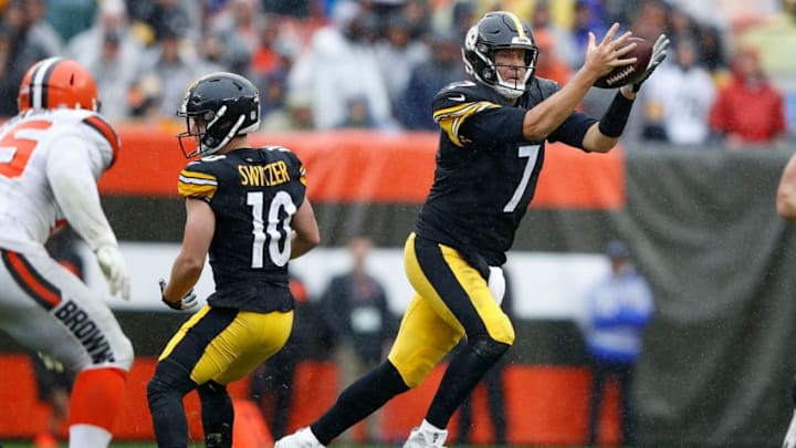 CLEVELAND, OH - SEPTEMBER 09: Ben Roethlisberger #7 of the Pittsburgh Steelers bobbles the snap during the fourth quarter against the Cleveland Browns at FirstEnergy Stadium on September 9, 2018 in Cleveland, Ohio. (Photo by Joe Robbins/Getty Images)