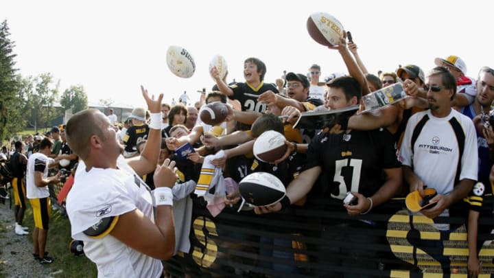 LATROBE, PA - JULY 28: Ben Roethlisberger #7 of the Pittsburgh Steelers signs autographs during training camp at St. Vincent College on July 28, 2008 in Latrobe, Pennsylvania. (Photo by Gregory Shamus/Getty Images)