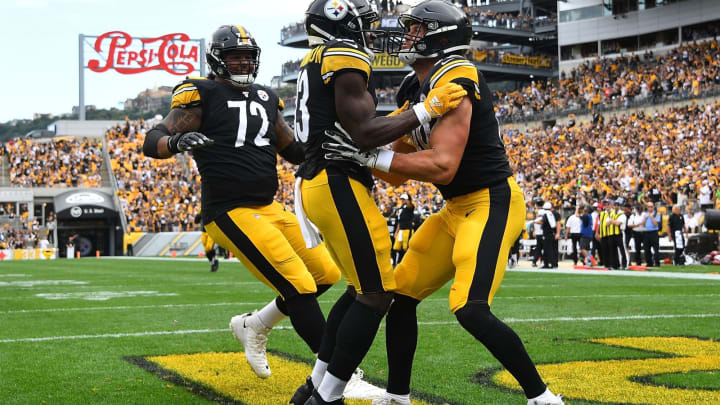 PITTSBURGH, PA – SEPTEMBER 15: Vance McDonald #89 of the Pittsburgh Steelers celebrates his second touchdown of the game with James Washington #13 and Zach Banner #72 during the fourth quarter against the Seattle Seahawks at Heinz Field on September 15, 2019, in Pittsburgh, Pennsylvania. (Photo by Joe Sargent/Getty Images)