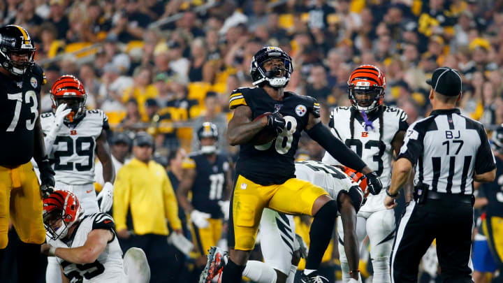 PITTSBURGH, PENNSYLVANIA – SEPTEMBER 30: Running back Jaylen Samuels #38 of the Pittsburgh Steelers celebrates a run against the defense of the Cincinnati Bengals during the game at Heinz Field on September 30, 2019 in Pittsburgh, Pennsylvania. (Photo by Justin K. Aller/Getty Images)