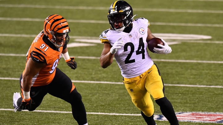Benny Snell #24 of the Pittsburgh Steelers rushes the ball past Amani Bledsoe #91 of the Cincinnati Bengals. (Photo by Jamie Sabau/Getty Images)