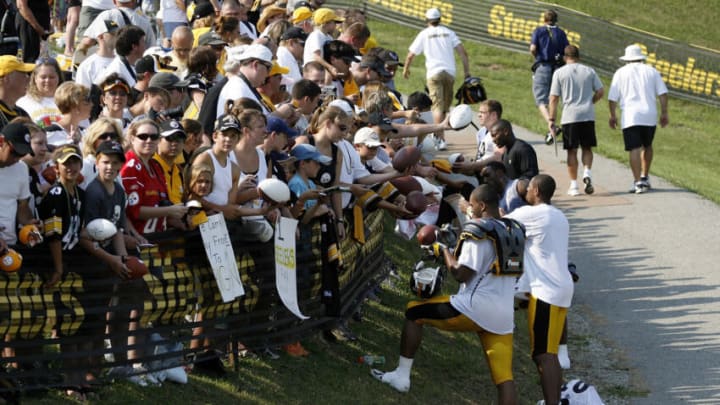 Pittsburgh Steelers sign autographs after practice during training camp at St. Vincent College on July 28, 2008 in Latrobe, Pennsylvania. (Photo by Gregory Shamus/Getty Images)