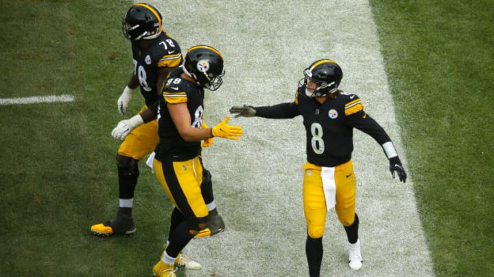 Kenny Pickett #8 of the Pittsburgh Steelers celebrates with teammates after scoring a touchdown in the fourth quarter against the New York Jets at Acrisure Stadium on October 02, 2022 in Pittsburgh, Pennsylvania. (Photo by Justin K. Aller/Getty Images)