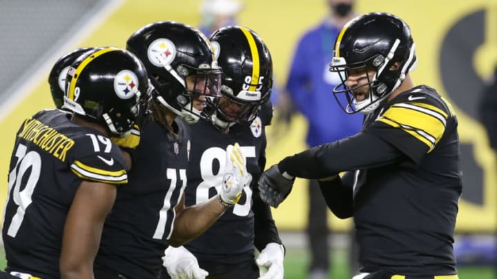 Nov 15, 2020; Pittsburgh, Pennsylvania, USA; Pittsburgh Steelers quarterback Ben Roethlisberger (7) talks with Pittsburgh Steelers wide receivers JuJu Smith-Schuster (19) and Chase Claypool (11) and tight end Eric Ebron (85) (Photo Credit: Charles LeClaire-USA TODAY Sports)