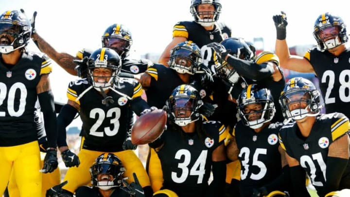 Pittsburgh Steelers strong safety Terrell Edmunds (34) celebrates with his teammates.