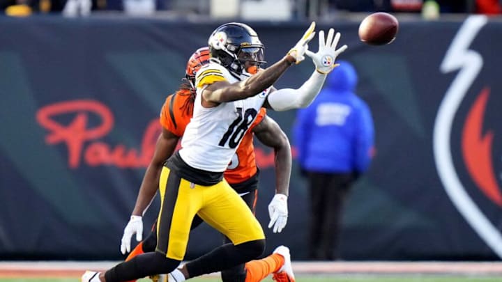 Pittsburgh Steelers wide receiver Diontae Johnson (18).Pittsburgh Steelers At Cincinnati Bengals Nov 28 Pittsburgh Steelers wide receiver Diontae Johnson (18).Pittsburgh Steelers At Cincinnati Bengals Nov 28