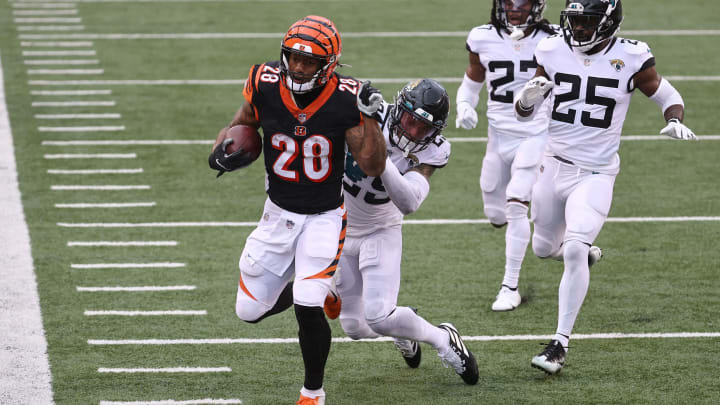 Joe Mixon #28 of the Cincinnati Bengals runs for a touchdown (Photo by Andy Lyons/Getty Images)