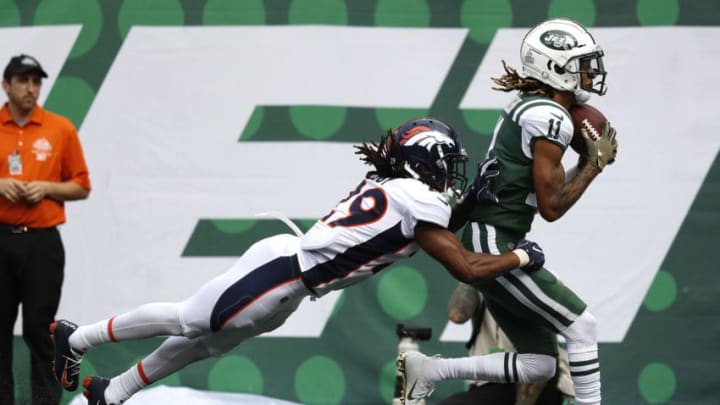 EAST RUTHERFORD, NEW JERSEY - OCTOBER 07: Robby Anderson #11 of the New York Jets scores a 35 yard touchdown against Bradley Roby #29 of the Denver Broncos during the second quarter in the game at MetLife Stadium on October 07, 2018 in East Rutherford, New Jersey. (Photo by Michael Owens/Getty Images)