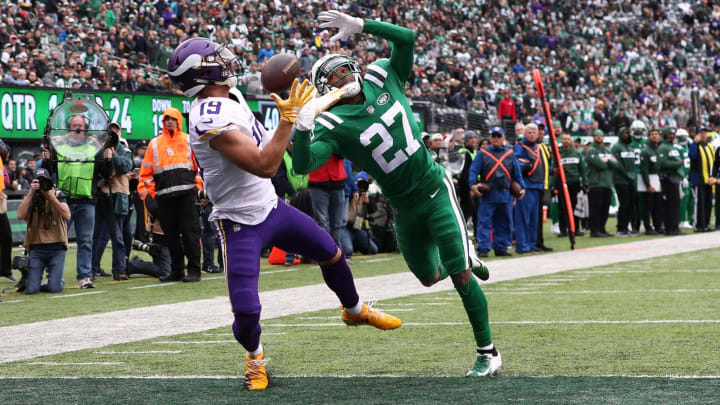 EAST RUTHERFORD, NJ – OCTOBER 21: Adam Thielen #19 of the Minnesota Vikings catches a touchdown against Darryl Roberts #27 of the New York Jets in the first quarter during their game at MetLife Stadium on October 21, 2018 in East Rutherford, New Jersey. (Photo by Al Bello/Getty Images)