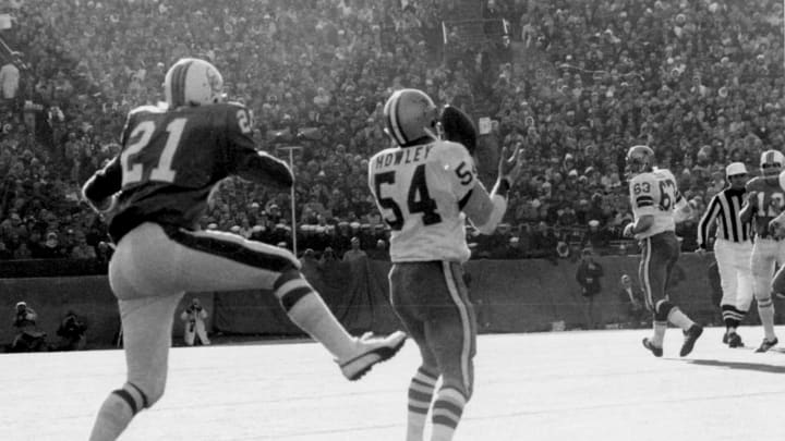 Dallas Cowboys linebacker Chuck Howley intercepts a pass against the Miami Dolphins during the Cowboys 24-3 victory in Super Bowl VI on January 16, 1972 at Tulane Stadium in New Orleans, Louisiana. (Photo by Fred Roe/Getty Images) *** Local Caption ***
