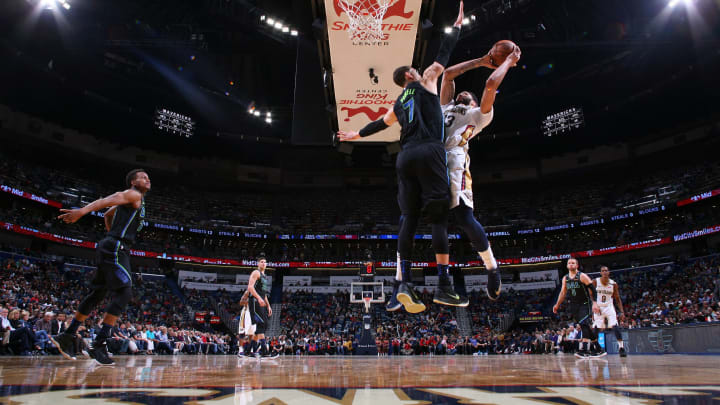 NEW ORLEANS, LA – MARCH 20: Anthony Davis #23 of the New Orleans Pelicans handles the ball against the Dallas Mavericks on March 20, 2018 at the Smoothie King Center in New Orleans, Louisiana. NOTE TO USER: User expressly acknowledges and agrees that, by downloading and or using this Photograph, user is consenting to the terms and conditions of the Getty Images License Agreement. Mandatory Copyright Notice: Copyright 2018 NBAE (Photo by Layne Murdoch/NBAE via Getty Images)