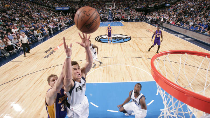 DALLAS, TX – JANUARY 22: Dwight Powell #7 of the Dallas Mavericks shoots the ball against the Los Angeles Lakers on January 22, 2017 at the American Airlines Center in Dallas, Texas. NOTE TO USER: User expressly acknowledges and agrees that, by downloading and or using this photograph, User is consenting to the terms and conditions of the Getty Images License Agreement. Mandatory Copyright Notice: Copyright 2017 NBAE (Photo by Glenn James/NBAE via Getty Images)
