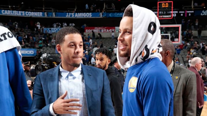 DALLAS, TX - OCTOBER 23: Seth Curry #30 of the Dallas Mavericks and Stephen Curry #30 of the Golden State Warriors greet each other after the game on October 23, 2017 at the American Airlines Center in Dallas, Texas. NOTE TO USER: User expressly acknowledges and agrees that, by downloading and or using this photograph, User is consenting to the terms and conditions of the Getty Images License Agreement. Mandatory Copyright Notice: Copyright 2017 NBAE (Photo by Glenn James/NBAE via Getty Images)