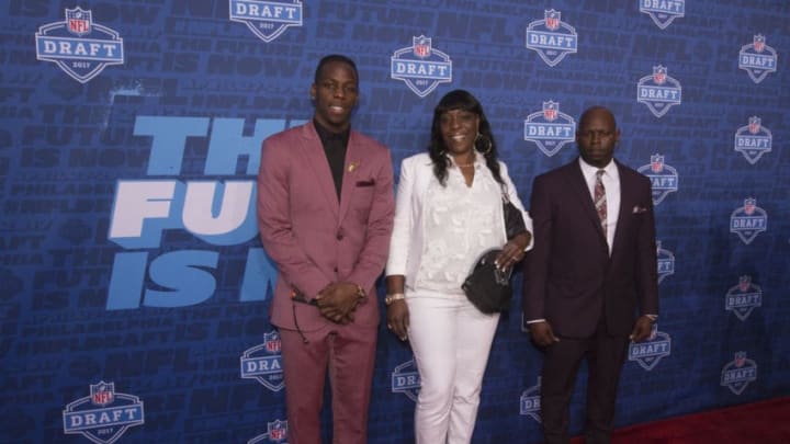 PHILADELPHIA, PA - APRIL 27: John Ross of Washington poses for a picture with his mother Dana Mitchell and father John Ross Jr. on the red carpet prior to the start of the 2017 NFL Draft on April 27, 2017 in Philadelphia, Pennsylvania. (Photo by Mitchell Leff/Getty Images)