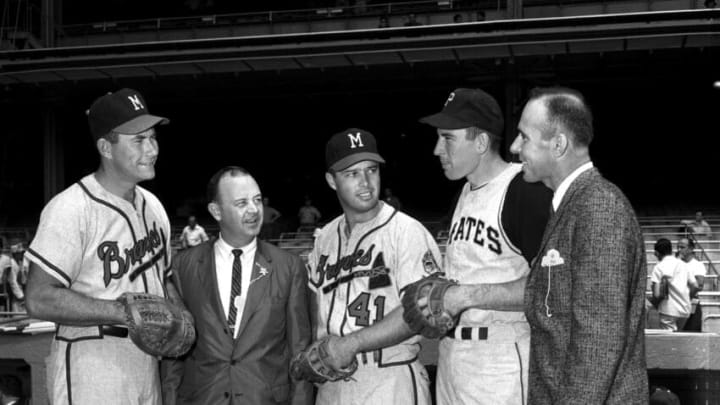 BRONX, NY - JULY 13: (L) Joe Adcock and Eddie Mathews (C) of the Milwaukee Braves and Bob Skinner of the Pittsburgh Pirates pose for a portrait with representives of Rawlings Sporting Goods prior to the MLB All-Star Game on July 13, 1960 at Yankee Stadium in the Bronx, New York. (Photo by Olen Collection/Diamond Images/Getty Images)