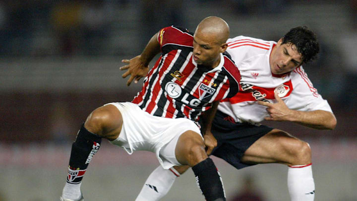 Eduardo Tuzzio (R) of Argentina's River 