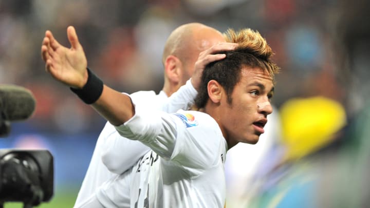 Santos striker Neymar (C) celebrates his