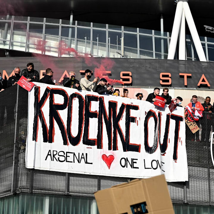 Arsenal Fans Protest Against Owner Stan Kroenke