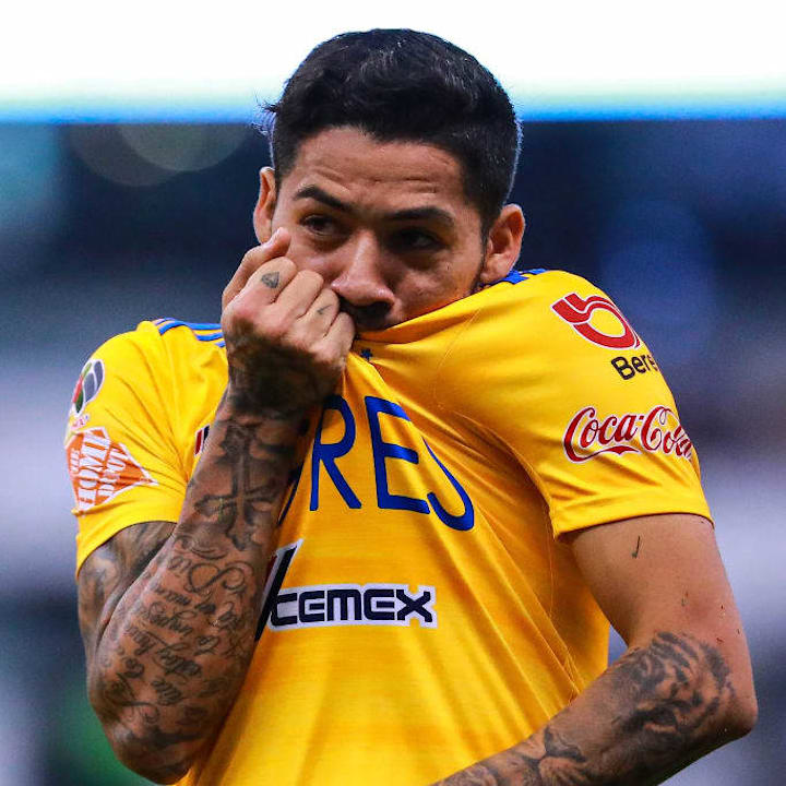Javier Aquino besando el escudo de Tigres en el Clausura 2020 Liga MX