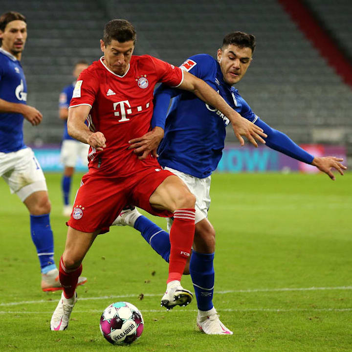 Ozan Kabak im Zweikampf mit Robert Lewandowski