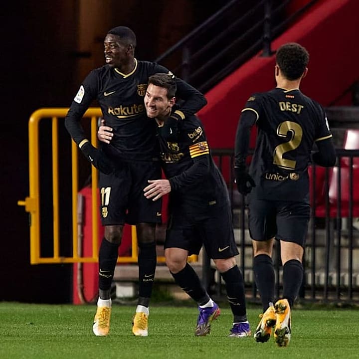 Messi abrazando a Dembélé