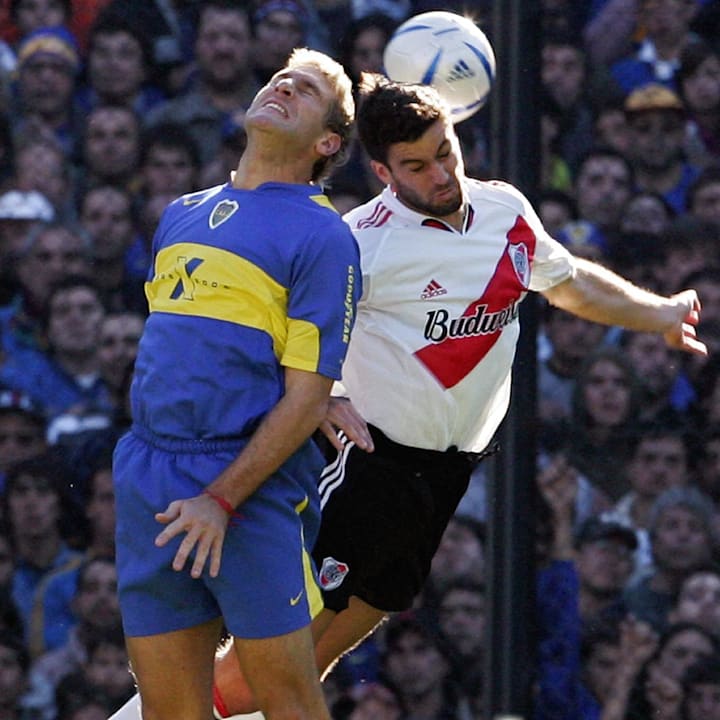 Martin Palermo (I) de Boca Juniors dispu