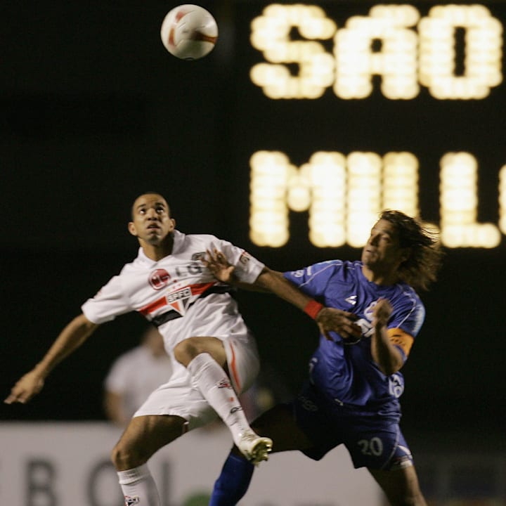 Millonarios' Gerardo Bedoya (R) vies wit