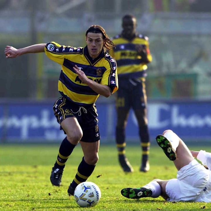 Matias Almeyda in azione con la maglia del Parma