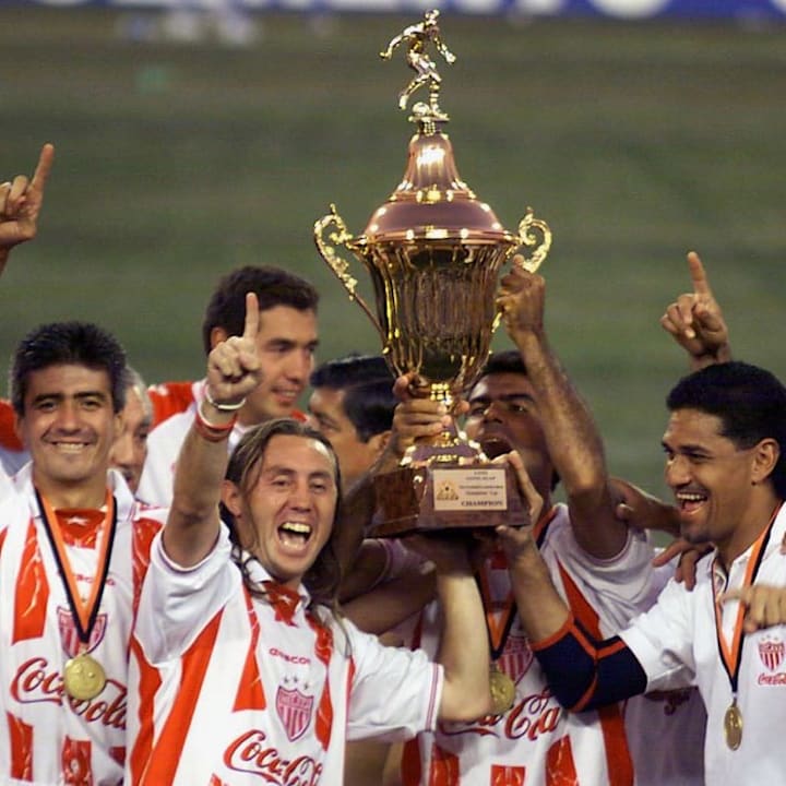 Álex Aguinaga, tres veces campeón de liga con el Necaxa