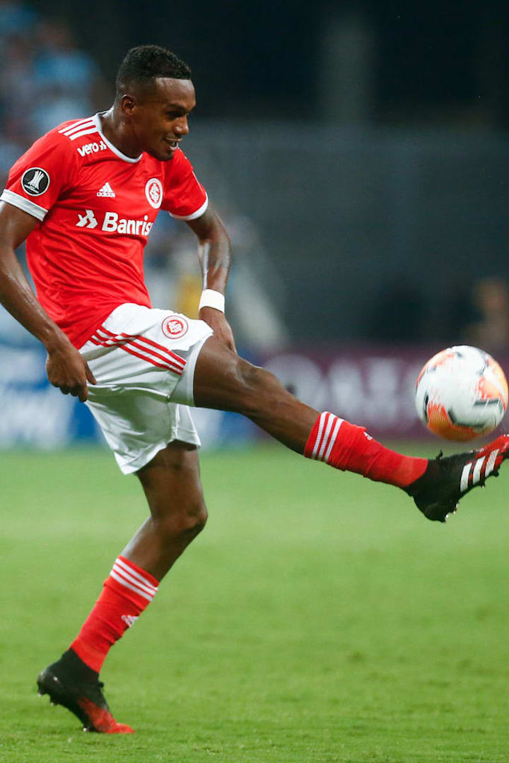 Edenilson é presença certa no meio-campo vermelho