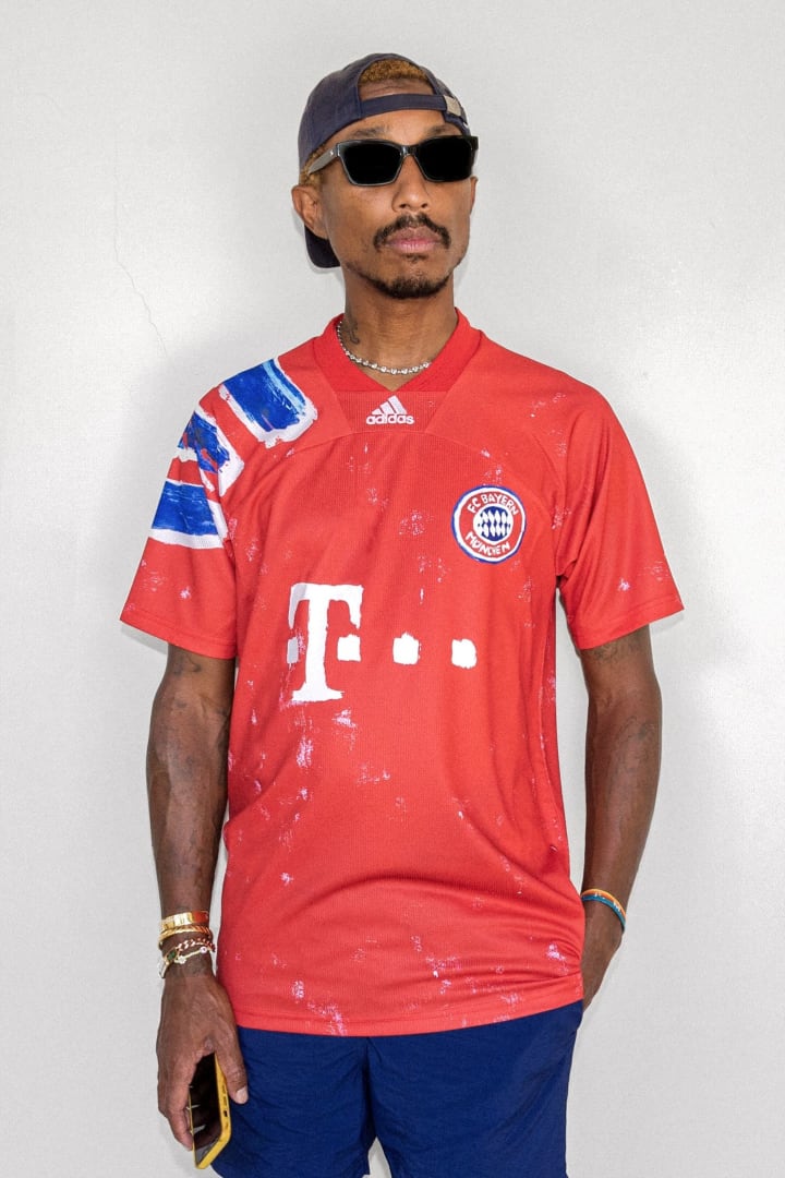 Pharrell Williams im Sonder-Trikot der Bayern