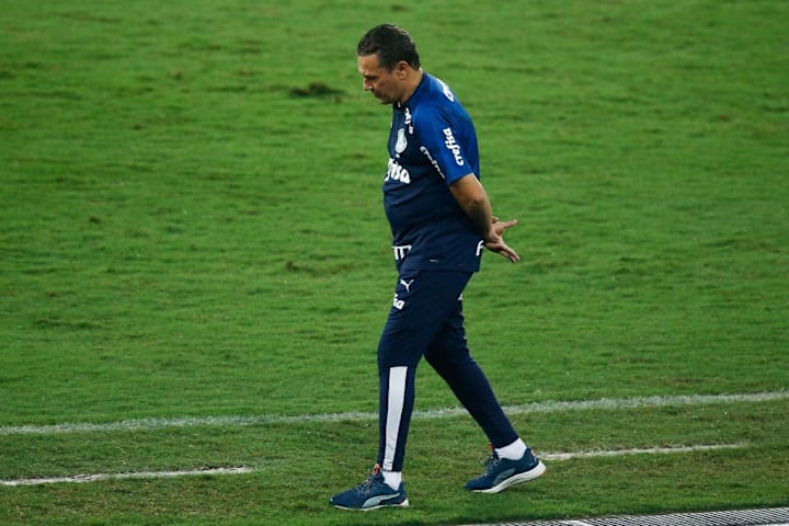 Luxa tem apenas 25 jogadores à disposição no grupo principal