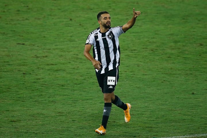 Caio Alexandre tem muito potencial e pode ser útil para o Botafogo. 