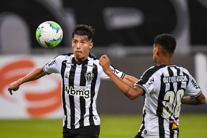 Atlético trabalha para reduzir lista de gringos à disposição de Sampaoli. Clube quer abrir espaço para novas contratações de fora do Brasil.