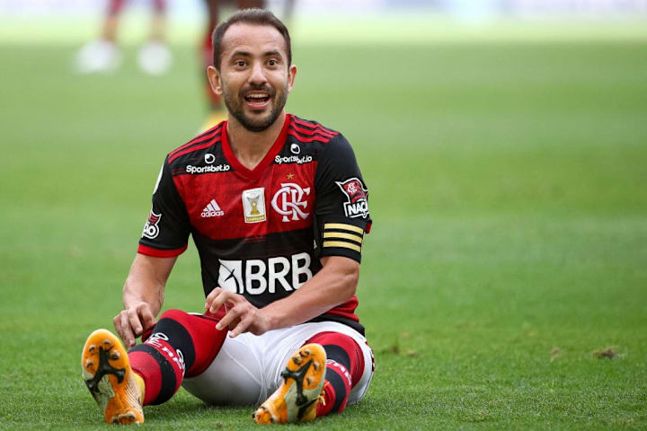 Éverton Ribeiro estuda deixar o Flamengo. 