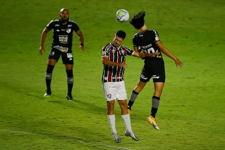 Matheus Nascimento entrega tudo em campo pelo Botafogo. 