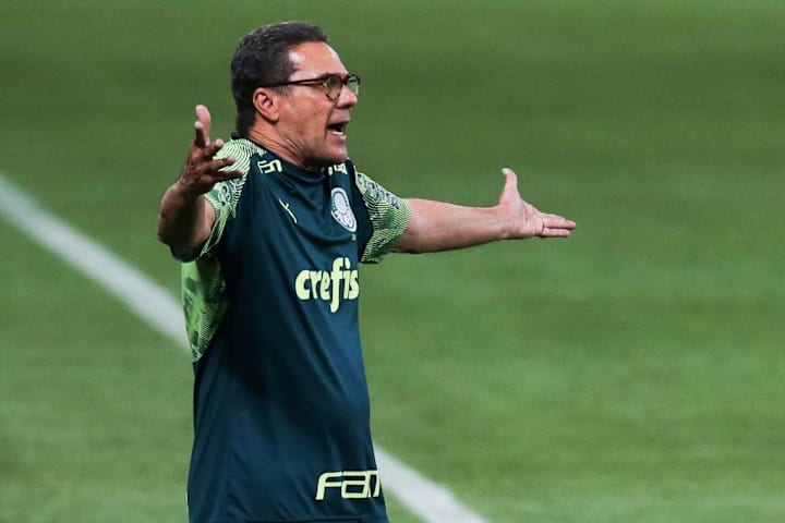 A derrota para o São Paulo fez a diretoria do Palmeiras repensar sobre o futuro de Luxa, que segue no comando técnico do time. 