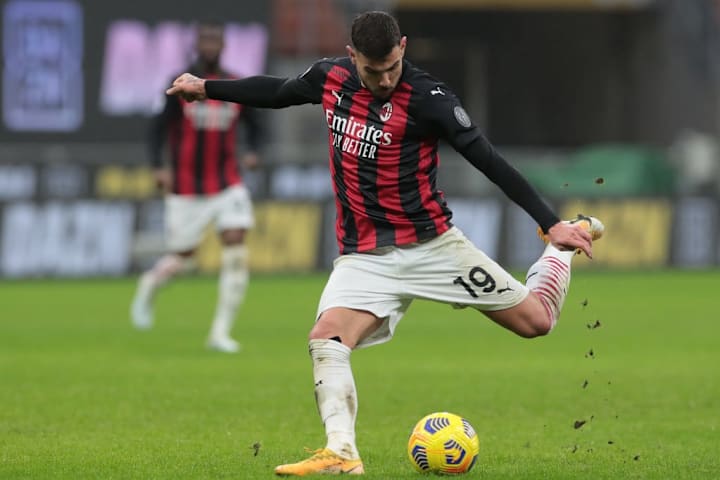 AC Milan  v FC Crotone, Theo al tiro