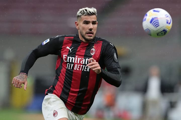 Theo Hernandez in azione con la maglia del Milan