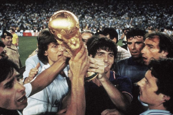 Paolo Rossi con la Coppa del Mondo in Spagna (1982)