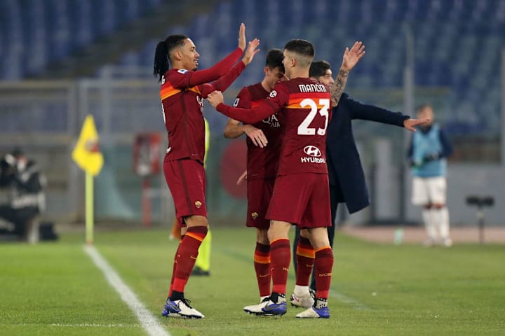 Mancini e Smalling festeggiano la vittoria sul Cagliari