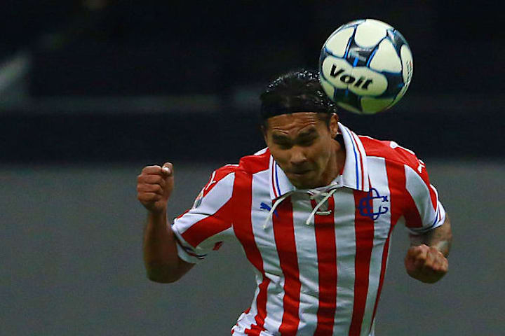 Carlos Peña en un partido de las Chivas del Guadalajara.
