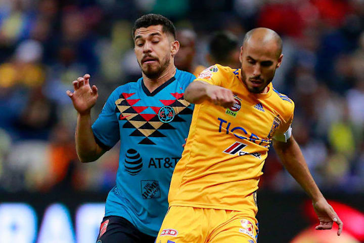 Henry Martin y Guido Pizarro pelean un balón.
