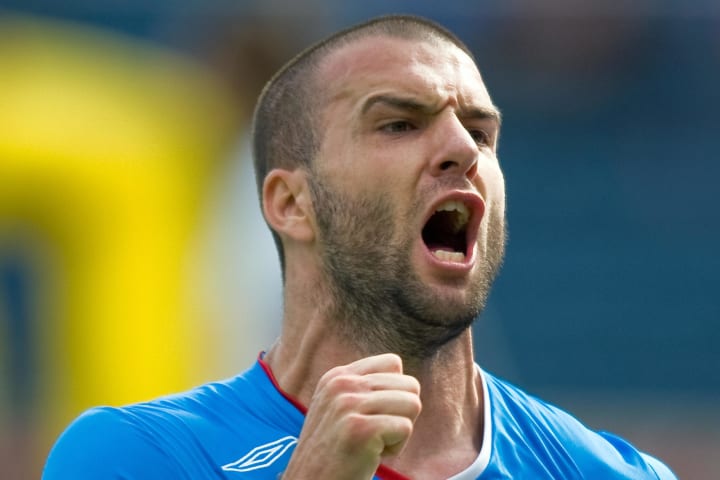 Emmanuel Villa celebra un gol con Cruz Azul.