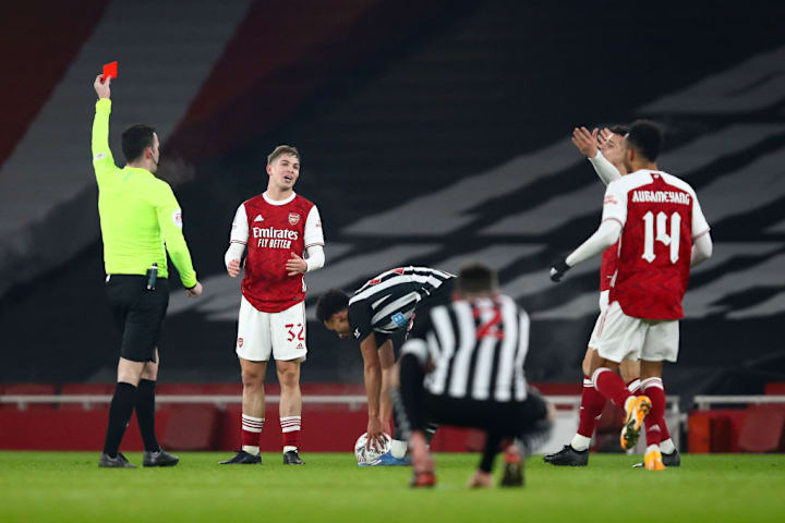 Smith Rowe sempat diberi kartu merah jelang akhir waktu normal.