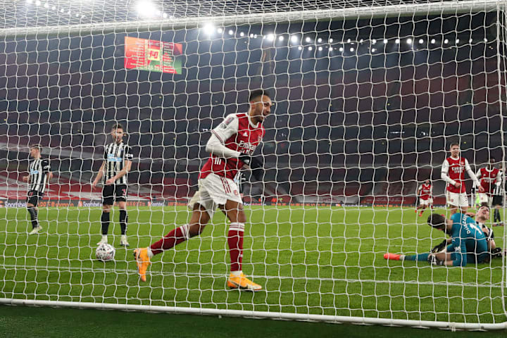 Pierre-Emerick Aubameyang memastikan Arsenal menang dengan skor 2-0.