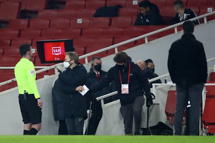 Wasit meninjau ulang keputusannya di pinggir lapangan.