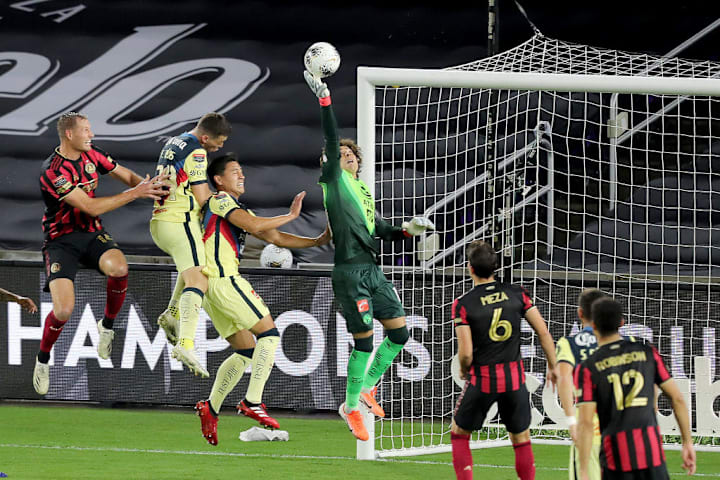 Guillermo Ochoa en un partido del América.